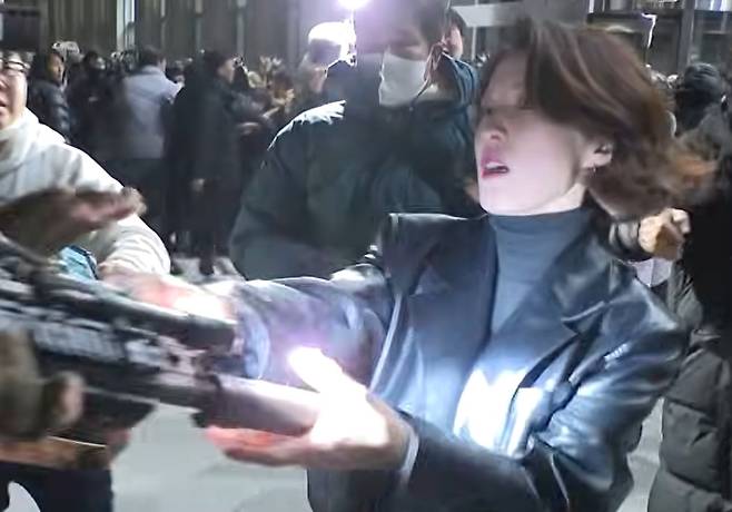 지난해 12월 3일 비상계엄 당시 계엄군의 총구를 잡고 있는 안귀령 대통령실 부대변인. /TV조선