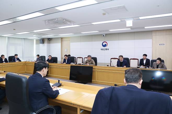 김이탁 국토교통부 1차관이 지난 8일 세종에서 '제1차 주택시장 및 공급대책 점검회의'를 주재하고 있다. /국토교통부 제공
