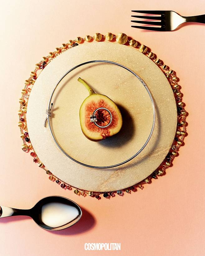 (바깥쪽부터)다양한 크기의 골드 펜던트를 엮은 아프리카 네크리스, 아프리카 젬스톤 네크리스 모두 가격미정 Marco Bicego. 놋 다이아몬드 네크리스 가격미정 Tiffany&Co. 콰트로 클래식 튜브 다이아몬드 링 6백만원대 Boucheron.