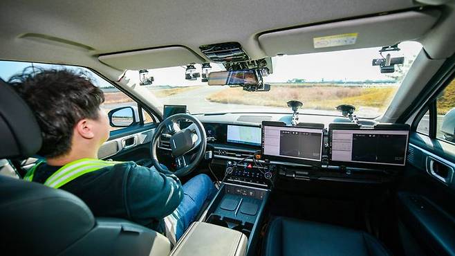 현대모비스 연구원이 자율주행 차량을 운행하고 있다. ⓒ현대모비스