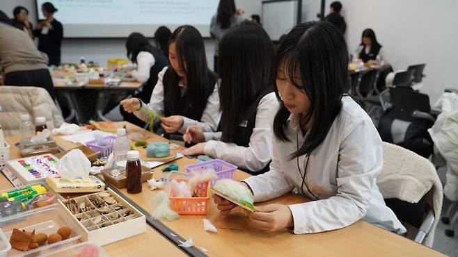 GS칼텍스 예울마루 워크숍에서 학생들이 미술 활동을 통해 '나만의 섬'을 표현하고 있다. ⓒGS칼텍스