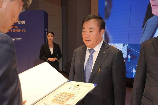 김이탁 국토교통부 제1차관이 최병호 삼구건설 대표이사에게 금탑산업훈장을 수여하고 있다.ⓒ