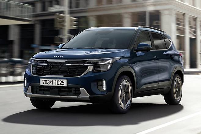 기아의 2025년형 소형 스포츠유틸리티차량(SUV) 셀토스가 도로를 주행 중인 모습. 기아 제공
