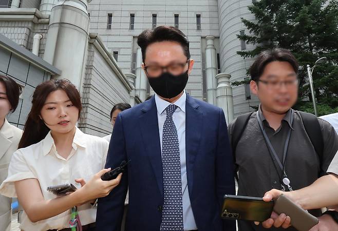 윤석열 전 대통령의 부인 김건희 여사에게 청탁할 목적으로 명품 가방과 목걸이를 전달한 혐의를 받는 전 통일교 세계본부장 윤영호 씨가 7월 30일 서울 서초구 서울중앙지방법원에서 열린 구속 전 피의자 심문(영장실질심사)를 마친 뒤 법원을 나서고 있다. 2025.7.30 뉴스1