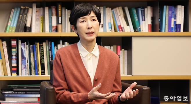 9일 서울 성북구 삼양식품 본사에서 김정수 부회장이 최근 출시한 ‘삼양1963’에 대해 소개하고 있다. 삼양1963은 동물성 기름인 우지(소고기 기름) 유탕 처리 방식을 현대적으로 재해석한 제품으로, 출시 한 달 만에 700만 개 이상 팔리며 인기를 끌고 있다. 홍진환 기자 jean@donga.com