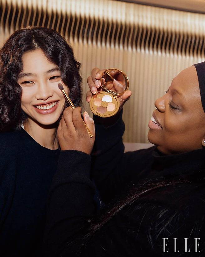 LV 루즈 매트 립스틱, 107 와일드 소울을 바른 모델 정호연과 팻 맥그래스.