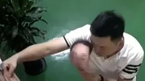 중국에서 일부 공무원들이 타인의 얼굴이 인쇄된 가면을 활용해 출퇴근 인증을 대신한 정황이 포착돼 비판이 이어지고 있다. 사진=엑스 캡쳐