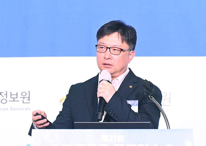 김준석 한화생명 AI실장이 '제21회 스마트금융컨퍼런스'에서 '금융 비즈니스 혁신을 통해 보는 AI'를 주제로 발표를 진행했다. 박지호기자 jihopress@etnews.com