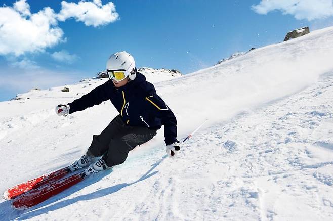 오크밸리 스키장에서 스피드를 즐기는 스키어