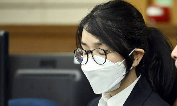 도이치모터스 주가조작 혐의와 통일교 금품수수 의혹 등으로 구속기소된 김건희 여사의 첫 재판이 지난 9월24일 오후에 열렸다. 김 여사가 법정에 입정해 재판을 기다리고 있다. 사진공동취재단