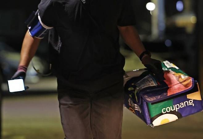 2025년 11월13일 서울 송파구에서 심야배송을 하는 한겨레21 류석우 기자가 휴대전화로 배송지와 물품 등을 확인하며 뛰어가고 있다. 이종근 선임기자 root2@hani.co.kr