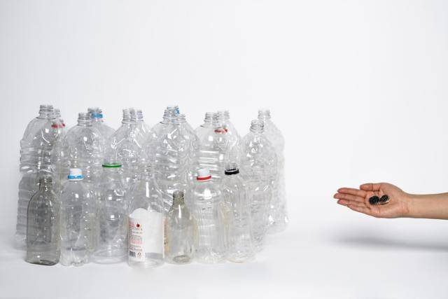 투명 플라스틱 페트병 26개를 모으니 1㎏이 됐다. 이 페트병 생산 업체는 기자의 손에 놓인 150원 정도만 재활용 책임비용으로 내면 된다. 한국은 투명 페트병의 ㎏당 재활용 분담금이 162원에 불과하기 때문이다. 한국일보 자료사진