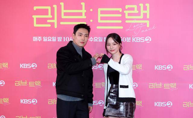 배우 이준(왼쪽), 배윤경이 11일 오후 서울 영등포구 CGV영등포에서 열린 KBS2 단막프로젝트 '러브: 트랙' 기자간담회에서 포즈를 취하고 있다. 뉴시스