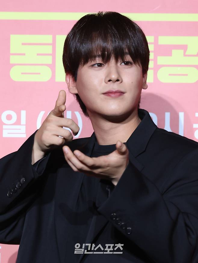 배우 이정하가 17일 오후 서울 광진구 풀만 앰배서더 서울 이스트폴에서 열린 쿠팡플레이 X 지니 TV 오리지널 시리즈 'UDT: 우리 동네 특공대' 제작발표회에 참석해 포토타임을 갖고 있다. 이 드라마는 나라를 지키기 위해서도 아니요, 지구 평화엔 더더욱 관심 없는, 오직 내 가족과 우리 동네를 위해 뭉친 예비역 특공대의 유쾌하고 짜릿한 이야기. 17일 밤 10시 첫 공개. 서병수 기자 qudtn@edaily.co.kr /2025.11.17/