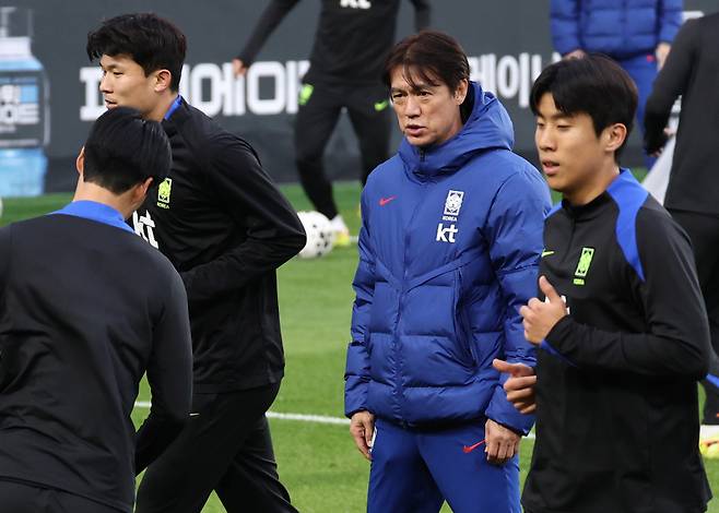 훈련 지켜보는 홍명보 감독 (천안=연합뉴스) 윤동진 기자 = 홍명보 축구대표팀 감독이 11일 충남 천안 대한민국축구종합센터에서 진행된 오픈트레이닝에서 선수들에게 지시를 내리고 있다. 2025.11.11 mon@yna.co.kr/2025-11-11 17:12:37/ <저작권자 ⓒ 1980-2025 ㈜연합뉴스. 무단 전재 재배포 금지, AI 학습 및 활용 금지>