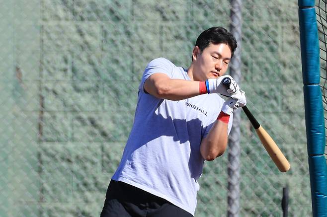 <yonhap photo-2320="">지난해 미국프로야구 메이저리그(MLB) 뉴욕 메츠에서 방출된 최지만이 18일(현지시간) LG 트윈스 스프링캠프가 열리고 있는 미국 애리조나주 스코츠데일 인디언 스쿨 공원 야구장에서 LG 선수단과 타격 훈련하며 배팅 케이지에 들어가기에 앞서 배트를 휘둘러보고 있다. 2025.2.19 [연합뉴스]</yonhap>
