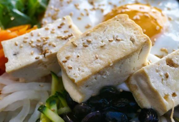 비빔밥 위에 얹은 두부.  [사진=픽사베이]