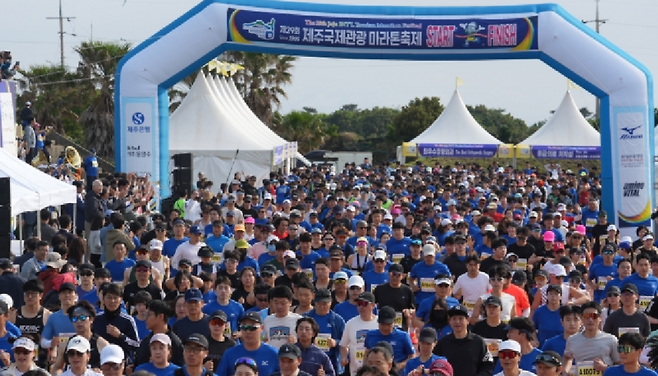 제29회 제주국제관광마라톤축제 출발선 일대가 참가자들로 가득 찬 모습. (제주도관광협회)