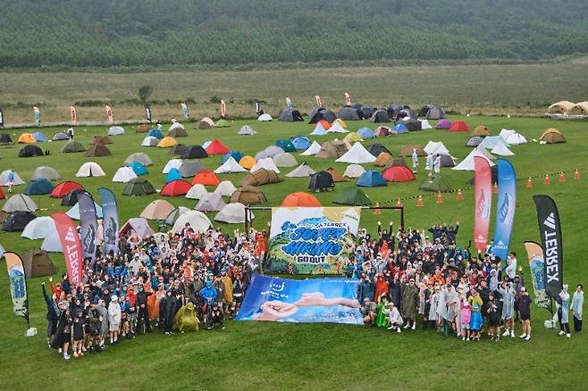 지난 9월 열린 ‘2025 고아웃 슈퍼하이킹 in 제주’ 현장. 트레일러닝·하이킹·캠핑이 결합된 체류형 아웃도어 프로그램에 참가자 600명이 참여했다. (제주관광공사 제공)