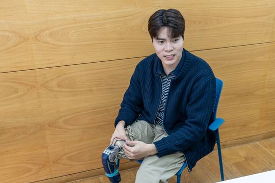 지난 8일 서울 용산구 한남동에서 만난 김세진씨가 인터뷰 도중 자신의 의족을 설명하고 있다. 사진 컴패션