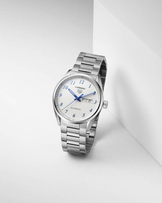 까레라 데이 데이트 다이얼 아래에는 셀프와인딩 방식의 무브먼트 ‘칼리버 5’가 있다. 사진 태그호이어