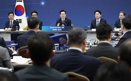 이재명 대통령이 11일 세종시 정부세종컨벤션센터에서 열린 '2026년 대도약하는 경제, 신뢰받는 데이터' 기획재정부(국세청·관세청·조달청)-국가데이터처 업무보고에서 발언하고 있다. 연합뉴스