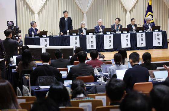 11일 서울 서초구 서울법원종합청사에서 '국민을 위한 사법제도 개편' 공청회가 열리고 있다. 이날 김선수 전 대법관이 좌장을 맡고 문형배 전 헌법재판소장 권한대행, 박은정 이화여자대학교 법학전문대학원 명예교수(전 국민권익위원회 위원장), 심석태 세명대학교 저널리즘대학원 교수(전 SBS 보도본부장), 조재연 전 대법관(성균관대학교 법학전문대학원 석좌교수, 차병직 법무법인 클라스한결 변호사(법률신문 편집인)가 토론에 참석했다. 연합뉴스