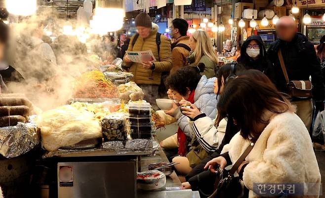 11일 서울 종로구 광장시장. 사진=신용현 기자