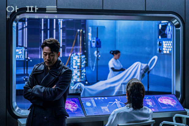 채수응 감독이 연출한 관객참여형 영화 <아파트: 리플리의 세계>의 한 장면. 아리아 스튜디오 제공