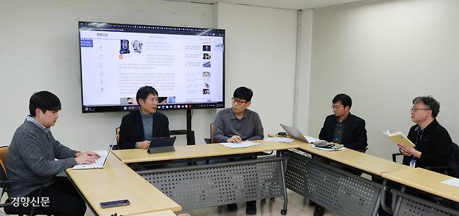 경향신문 독자위원들이 지난 3일 서울 정동 경향신문 7층 회의실에서 12월 정기회의를 열고 있다. 정연우 독자위원장(왼쪽에서 두번째)이 발언하는 가운데 최정묵 위원(세번째), 김용 위원(네번째) 등이 경청하고 있다. 강윤중 기자