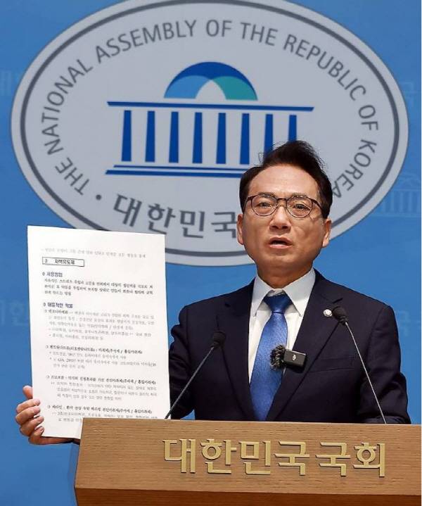 더불어민주당 박선원 의원이 11일 국회 소통관에서 12·3 비상계엄과 관련해 고문·약물 사용 등을 검토한 문건을 공개하고 있다. 연합뉴스