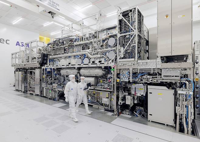 Engineers are seen at Dutch firm ASML’s headquarters in Veldhoven, Netherlands, on Nov. 20, 2023. [REUTERS/YONHAP]