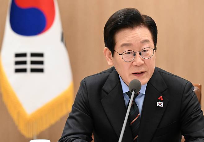 President Lee Jae Myung speaks at a meeting with the foreign ministers and vice ministers of 15 member states of the Pacific Islands Forum at the Presidential Office in Yongsan, central Seoul, on Dec. 10. [JOINT PRESS CORPS]
