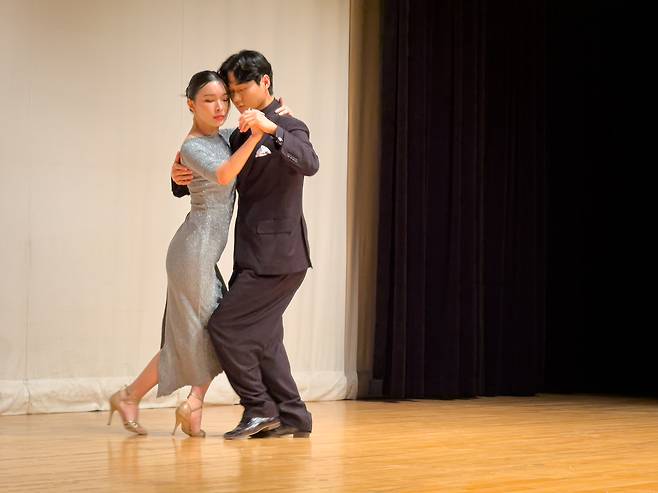 Marco and Amy dance to “Corazon no le hagas a nadie” at the Art Hall of Yongsan District Office in central Seoul on Dec. 11. [MICHAEL LEE]