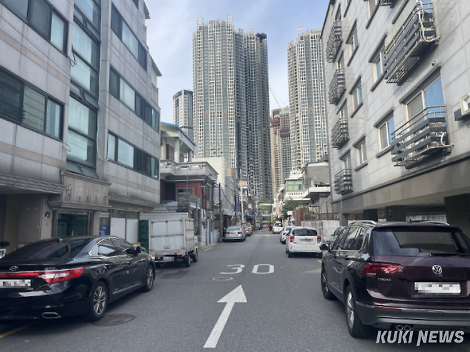 서울시 동대문구 용두동 한 이면도로에 주차돼 있는 차량 모습. 서지영 기자