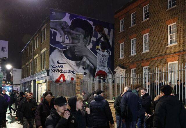 영국 런던 토트넘 홋스퍼 스타디움 앞 메인 거리에 손흥민의 ‘찰칵 세리머니’ 벽화가 그려졌다. EPA연합뉴스