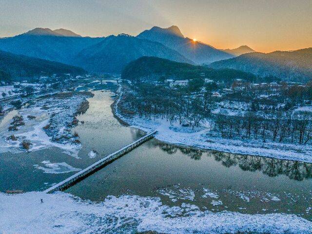 강원도 영월군 주천면 판운리 앞 평창강을 가로지르는 섶다리 일대에 하얀 눈이 쌓여 순백의 설경을 빚어내고 있다.