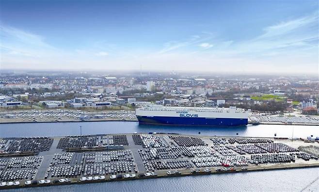 독일 브레머하펜항에 정박 중인 현대글로비스의 6700대적 자동차운반선(PCTC) 크라운호. 현대글로비스 제공