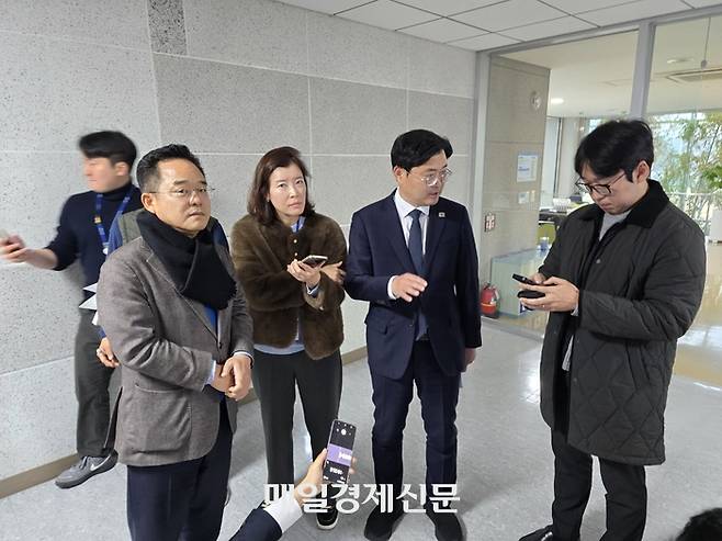 더불어민주당 민병덕 의원(왼쪽)과 이정문 의원(오른쪽 두 번째)이 11일 오전 국회에서 디지털자산 TF 회의를 마친 뒤 기자들과 만나 백브리핑을 갖고 있다. [사진=안갑성 기자]