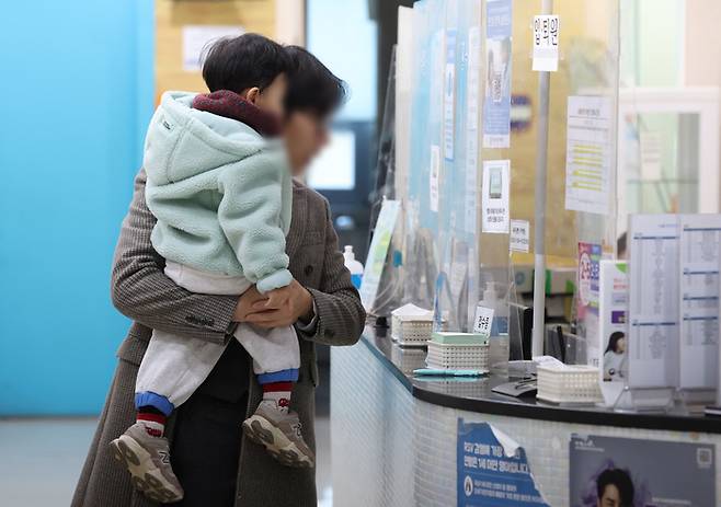 독감 환자가 5주 연속 증가하고 있는 가운데 지난달 28일 경기 오산시 원동 서울어린이병원을 찾은 환자들이 진료를 기다리고 있다. [뉴스1]