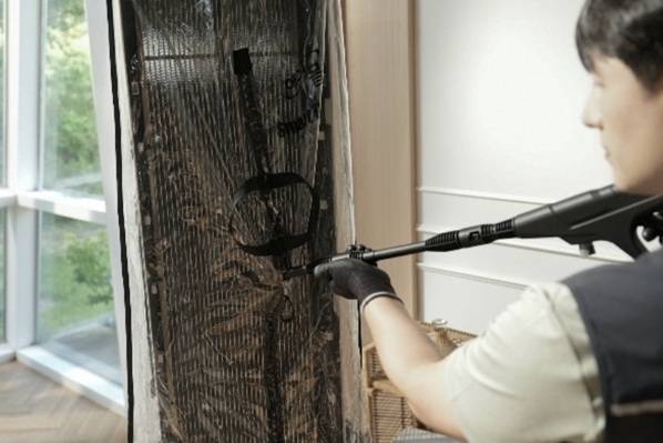 에어컨을 분리한 후 세척을 진행하는 서비스 전문가.[LG전자]