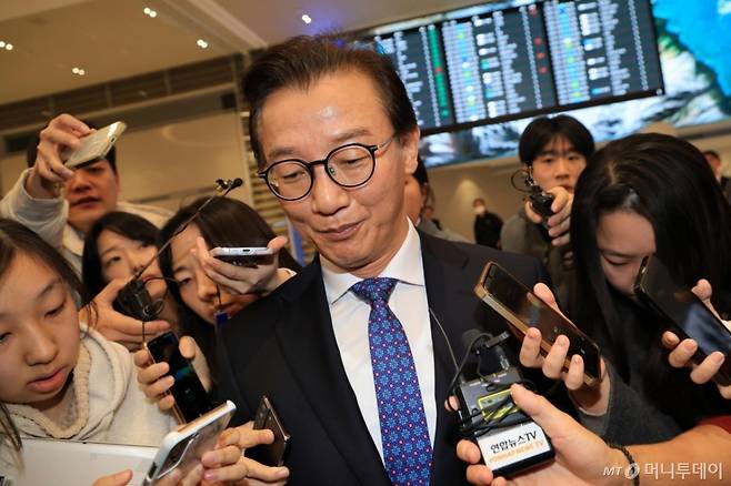 [인천공항=뉴시스] 조성우 기자 = 통일교로부터 금품을 수수했다는 의혹이 제기된 전재수 해양수산부 장관이 11일 오전 인천국제공항 제2여객터미널을 통해 귀국한 뒤 차량으로 이동하고 있다.  전 장관은 "장관직을 내려놓고 당당하게 응하는 것이 공직자로서 해야 할 처신"이라며 "단호하게, 명백하게, 아주 강하게 의혹이 전혀 사실무근이라는 말씀을 다시 분명히 드린다"고 밝혔다. (공동취재) 2025.12.11. photo@newsis.com /사진=