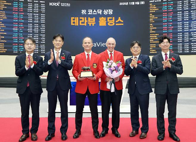 지난 9일 오전 한국거래소 서울사옥 홍보관에서 테라뷰홀딩스의 코스닥시장 상장기념식이 개최됐다 왼쪽부터  김대영 한국IR협의회 부회장,  민경욱 한국거래소 코스닥시장본부장,  돈 아논(Don Arnone) 테라뷰홀딩스 대표이사,  마이클 페퍼(Michael Pepper) 테라뷰홀딩스 CSO,  이충훈 삼성증권 부사장,  김준만 코스닥협회 전무