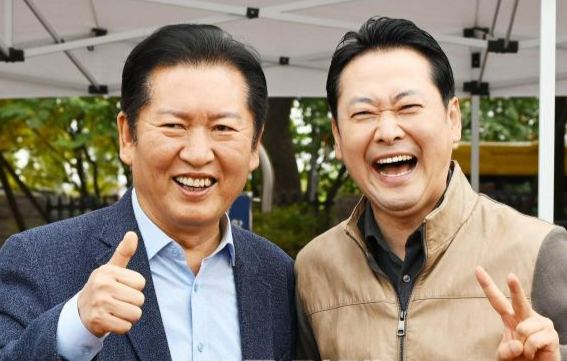 정청래(왼쪽) 더불어민주당 대표와 장동혁 국민의힘 대표가 8일 서울 여의도 국회운동장에서 한국사진기자협회 주최로 열린 ‘2025 사진기자가족 체육대회’를 방문해 사진기자들의 요청에 포즈를 취하며 기념 촬영을 하고 있다. 사진공동취재단