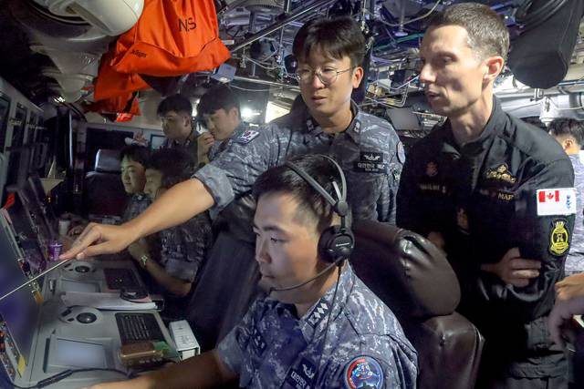 지난 5일부터 10일까지 괌 근해에서 진행된 ‘2025 사일런트 샤크’ 한미 대잠전 해상훈련에서 에티엔 랑글루아(맨 오른쪽) 캐나다 잠수함사령부 주임원사가 안무함(KSS-III)에 편승해 한국 잠수함의 우수한 성능을 직접 체험하고 있다. 해군 제공