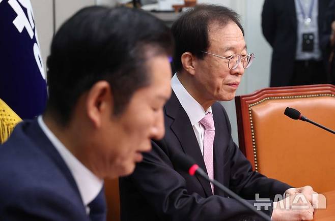 [서울=뉴시스] 조성봉 기자 = 이석연 국민통합위원장이 11일 오전 서울 여의도 국회에서 정청래 더불어민주당 대표를 예방, 인사말을 듣고 있다. 2025.12.11. suncho21@newsis.com