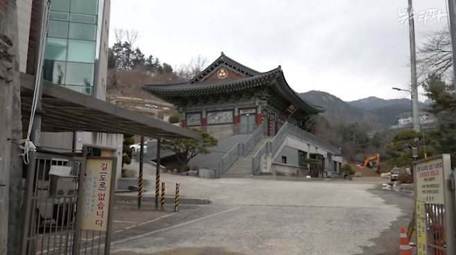 서울 구기동에 위치한 사찰 문수원. 대한불교 태고종 소속이지만 사실상 권혁 일가의 가족 사찰이다.&nbsp;