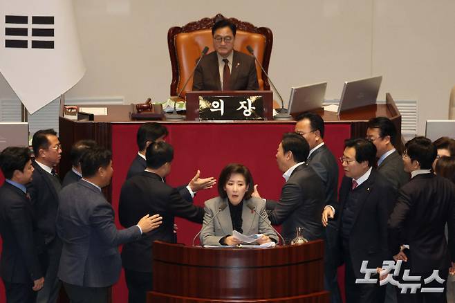 국민의힘 나경원 의원이 9일 오후 국회 본회의에 참석해 가맹사업거래의 공정화에 관한 법률 일부개정법률안에 대한 무제한 토론(필리버스터)을 시작하자 여야 의원들이 목소리를 높이며 충돌하고 있다. 황진환 기자