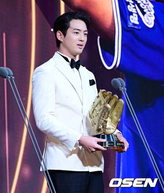[OSEN=지형준 기자] 9일 오후 서울 송파구 잠실동 롯데호텔 월드에서 2025 신한은행 SOL 뱅크 KBO 골든글러브 시상식이 열렸다.KBO 골든글러브 시상식은 포지션별 최고의 선수를 가리는 자리로 올 시즌의 대미를 장식하는 자리다. 한화 이글스 폰세(투수), 두산 베어스 양의지(포수), 삼성 라이온즈 디아즈(1루수), LG 트윈스 신민재(2루수), 키움 히어로즈 송성문(3루수), NC 다이노스 김주원(유격수), 삼성 라이온즈 최형우(지명타자) 삼성 라이온즈 구자욱, KT 위즈 안현민(이상 외야수)가 황금장갑의 주인공이 됐다. 올해 신설된 KBO 감독상은 통합 우승을 이끈 염경엽 LG 감독이 수상했다. 삼성 구자욱이 외야수 부문 골든글러브를 수상하며 소감을 말하고 있다. 2025.12.09 /jpnews@osen.co.kr