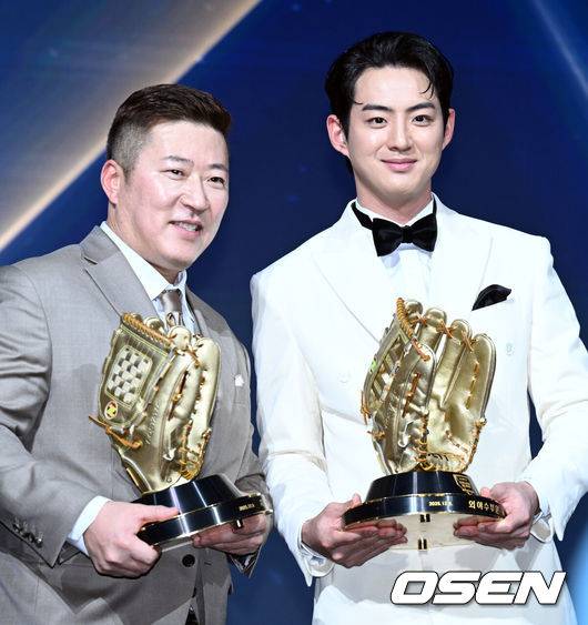 [OSEN=조은정 기자] 9일 오후 서울 송파구 잠실동 롯데호텔 월드에서 2025 신한은행 SOL 뱅크 KBO 골든글러브 시상식이 열렸다.KBO 골든글러브 시상식은 포지션별 최고의 선수를 가리는 자리로 올 시즌의 대미를 장식하는 자리다.&nbsp;삼서 최형우, 구자욱이 포즈를 취하고 있다. 2025.12.09 /cej@osen.co.kr